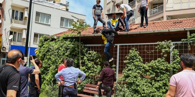 İzmir'in ilçelerinde izinsiz gösteri yapmak isteyen 20 kişi gözaltına alındı.