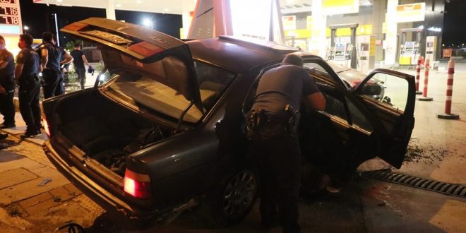 İzmir'in Karabağlar ilçesinde dur ihtarına uymayan otomobil kaza yaptı: 1 polis yaralı