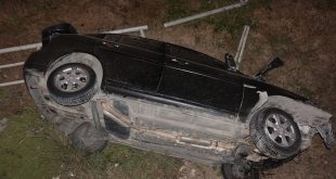 İzmir'in Karabağlar ilçesinde otomobil şarampole devrildi 1 yaralı