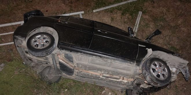 İzmir'in Karabağlar ilçesinde otomobil şarampole devrildi 1 yaralı