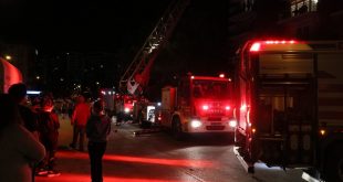 İzmir'in Karşıyaka İlçesinde 16 katlı sitede çıkan yangın söndürüldü
