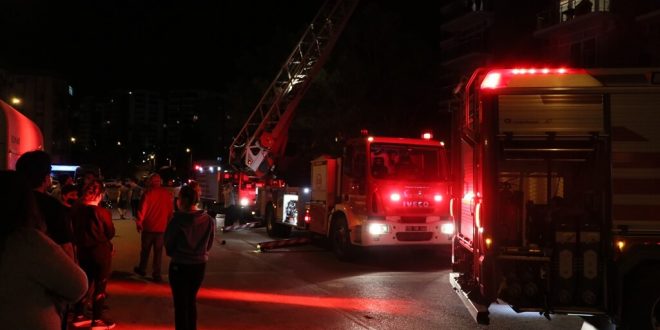 İzmir'in Karşıyaka İlçesinde 16 katlı sitede çıkan yangın söndürüldü