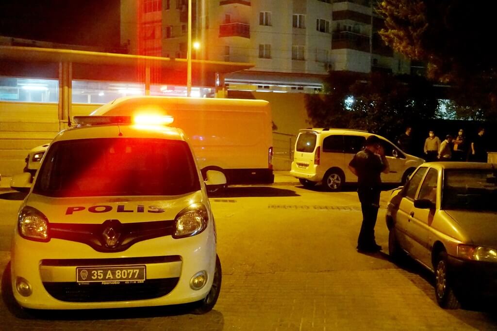 İzmir'in karşıyaka ilçesinde gece vardiyasında yere düşen temizlik görevlisi yaşamını yitirdi