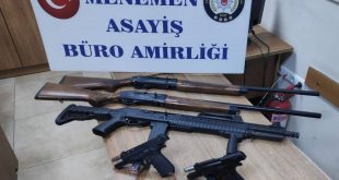 İzmir'in Menemen ilçesinde polisin "dur" ihtarına uymayan araç kaza yapınca şüpheliler yakalandı