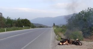 İzmir'in Ödemiş ilçesinde yol kenarında yanar halde bir motosiklet bulundu