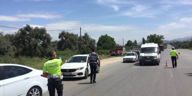 İzmir'in Tire ilçesinde jandarma ekipleri servis sürücü ve işçileri bilgilendirdi