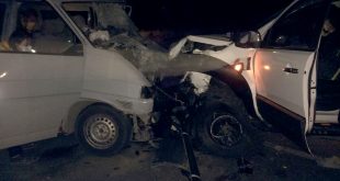 İzmir'in Urla ilçesinde kamyonetle minibüsün çarpışması kazasında bilanço 2 ölü 3 yaralı