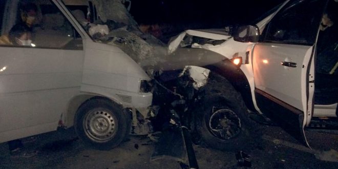 İzmir'in Urla ilçesinde kamyonetle minibüsün çarpışması kazasında bilanço 2 ölü 3 yaralı