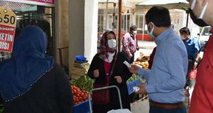 Kale Kaymakamı Şahin, pazar yeri denetimlerinde dezenfektan ve maske dağıttı