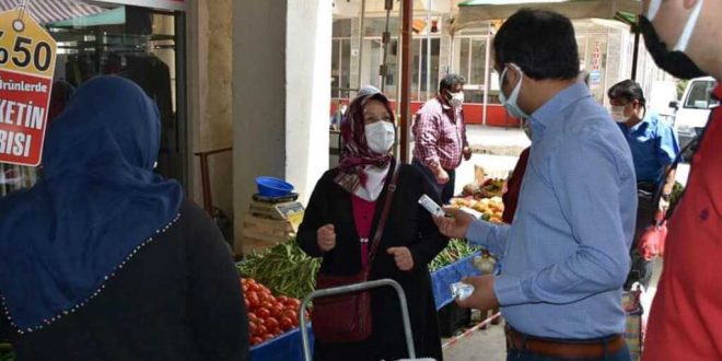 Kale Kaymakamı Şahin, pazar yeri denetimlerinde dezenfektan ve maske dağıttı