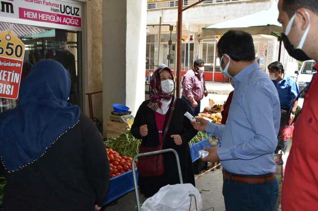 Kale Kaymakamı Şahin, pazar yeri denetimlerinde dezenfektan ve maske dağıttı