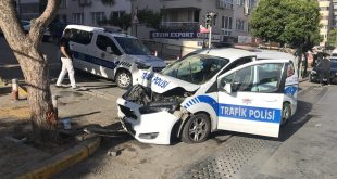 Karabağlar'da hafif ticari aracın çarptığı polis aracındaki iki trafik polisi yaralandı
