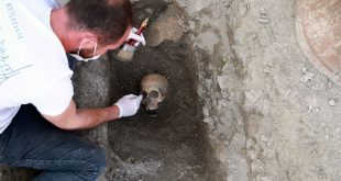 Kuşadası Kadı Kalesi kazılarında insan iskeletleri bulundu