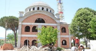 Kuşadası'nda 49 yıl sonra kıblesinin yanlış olduğu anlaşılan caminin yerine yenisi yapılıyor