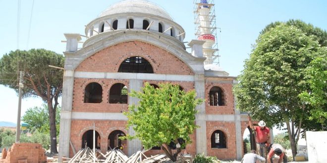Kuşadası'nda 49 yıl sonra kıblesinin yanlış olduğu anlaşılan caminin yerine yenisi yapılıyor