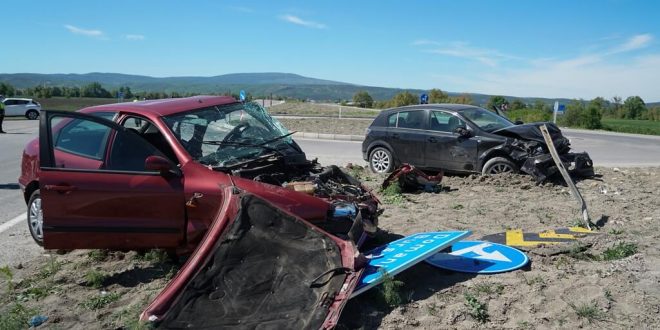 Kütahya'da çarpışan iki otomobilden birinin sürücüsü hayatını kaybetti
