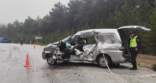 Kütahya'da hafif ticari araç tıra çarptı: 1 ölü, 1 yaralı