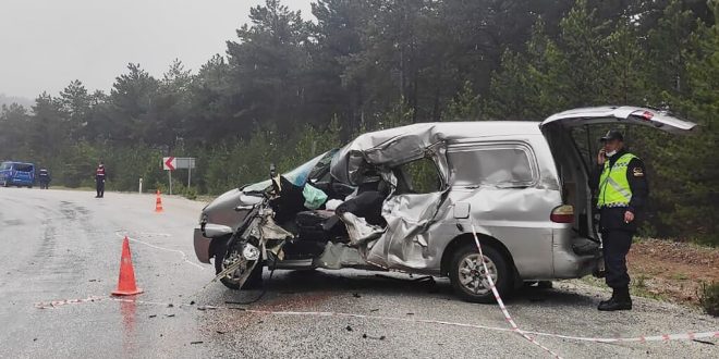 Kütahya'da hafif ticari araç tıra çarptı: 1 ölü, 1 yaralı