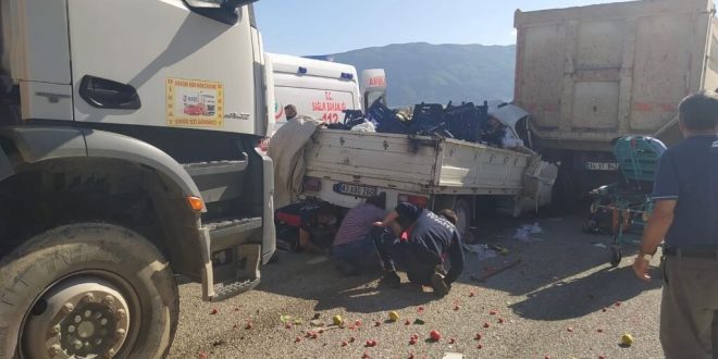Kütahya'da kamyonet hafriyat kamyonuna çarptı: 1 ölü, 1 yaralı