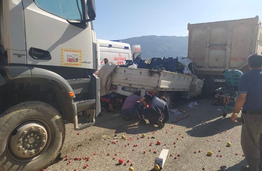 Kütahya'da kamyonet hafriyat kamyonuna çarptı: 1 ölü, 1 yaralı