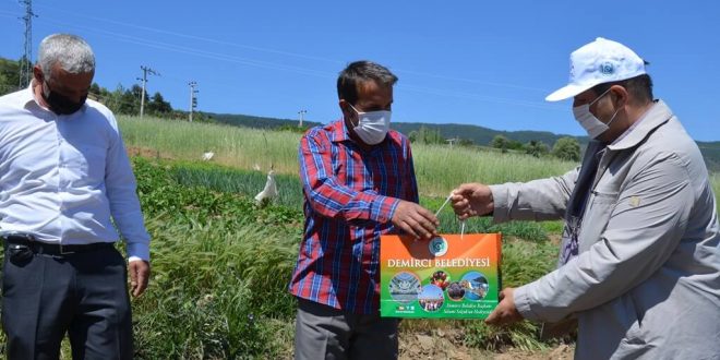 Manisa'da 14 Mayıs Dünya Çiftçiler Günü'nde tarlalarda çalışan üreticilere ziyaret