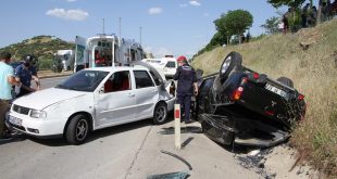 Manisa'da 3 aracın karıştığı trafik kazasında 1'i çocuk 3 kişi yaralandı
