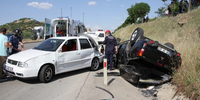Manisa'da 3 aracın karıştığı trafik kazasında 1'i çocuk 3 kişi yaralandı