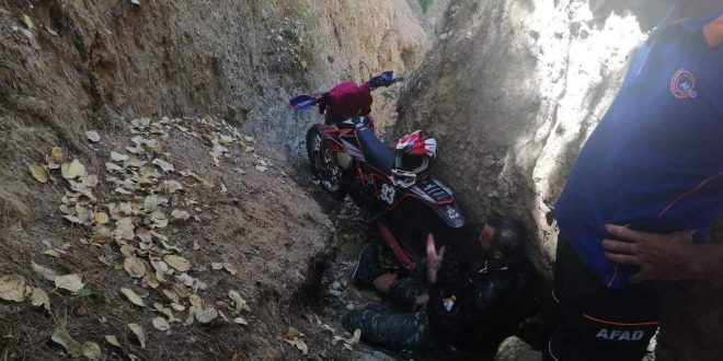 Manisa'da arazi motosikletiyle kuru dere yatağına düşen sürücüyü, AFAD ekibi kurtardı
