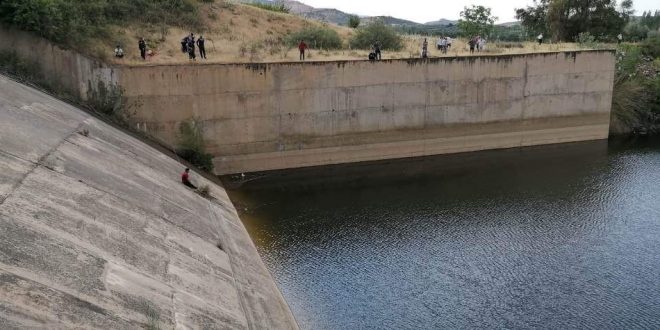 Manisa'da baraj duvarında mahsur kalan çocuk kurtarıldı, tahliye havuzuna düşen arkadaşı aranıyor