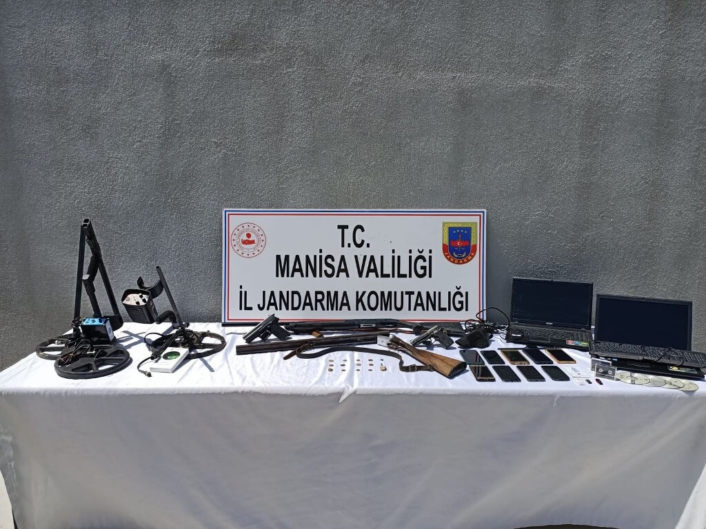 Manisa'da Definecilere yapılan operasyonda 8 zanlı gözaltına alındı