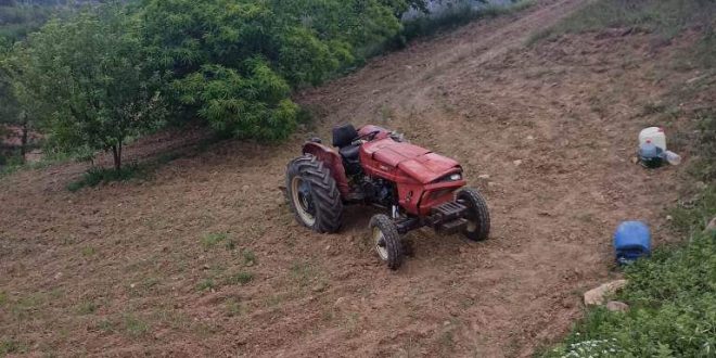 Manisa'da devrilen traktörün sürücüsü ağır yaralandı