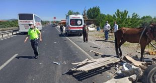 Manisa'da hafif ticari aracın çarptığı at arabasındaki iki kadın yaralandı