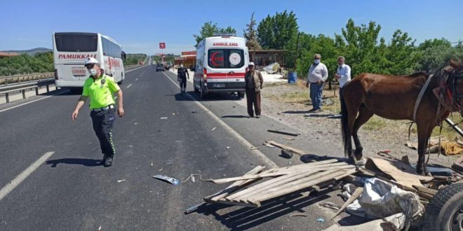 Manisa'da hafif ticari aracın çarptığı at arabasındaki iki kadın yaralandı