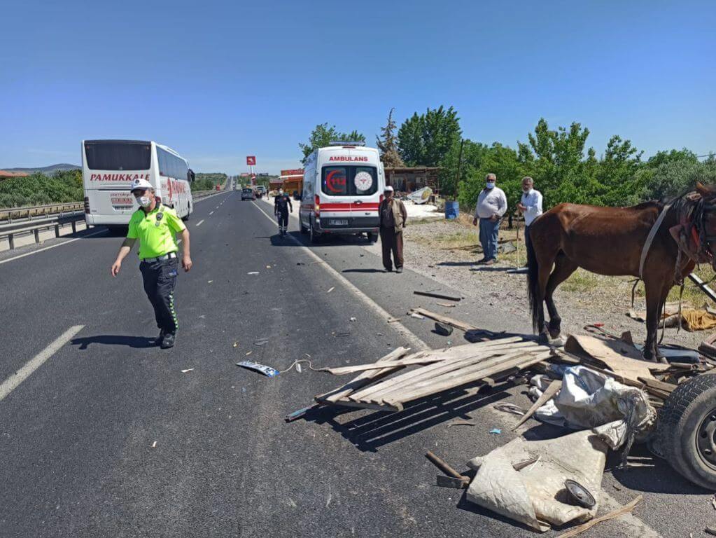 Manisa'da hafif ticari aracın çarptığı at arabasındaki iki kadın yaralandı