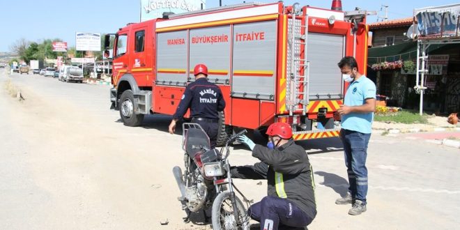 Manisa'da hafif ticari araçla çarpışan motosikletin sürücüsü yaralandı
