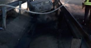 Manisa'da kanala düşen hafif ticari araç yandı