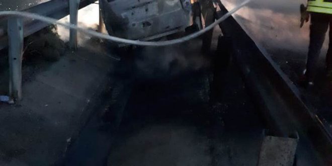Manisa'da kanala düşen hafif ticari araç yandı