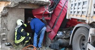 Manisa'da kontrolden çıkan tır metruk binaya çarptı: 1 yaralı