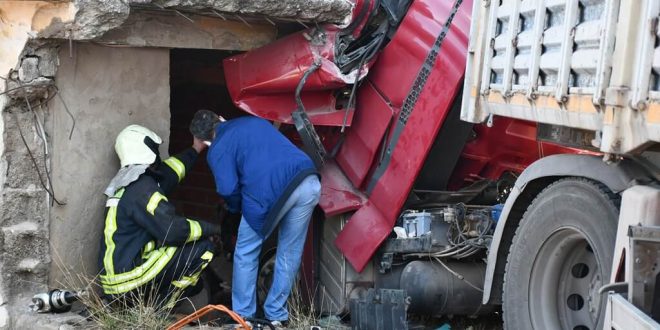 Manisa'da kontrolden çıkan tır metruk binaya çarptı: 1 yaralı