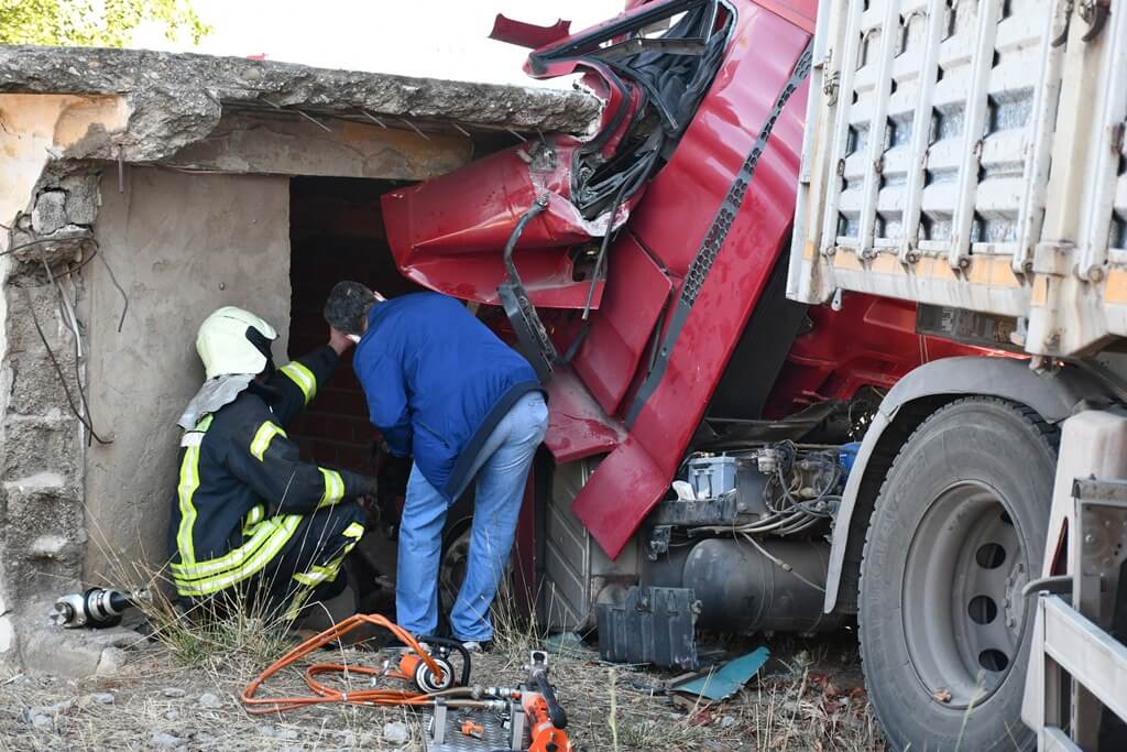 Manisa'da kontrolden çıkan tır metruk binaya çarptı: 1 yaralı