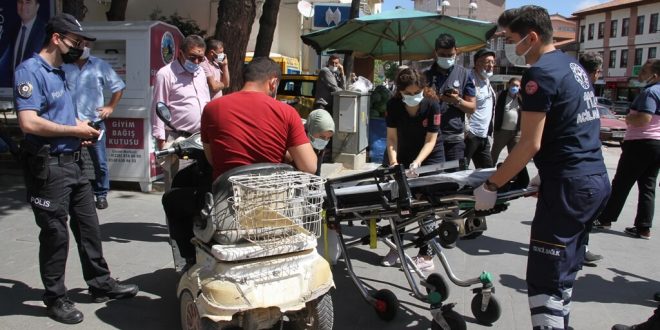 Manisa'da minibüsün çarptığı akülü tekerlekli sandalyedeki bedensel engelli yaralandı