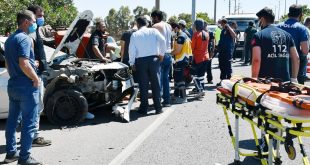 Manisa'da otomobil traktör römorkuna çarptı: 4 yaralı