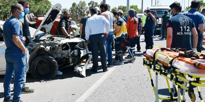 Manisa'da otomobil traktör römorkuna çarptı: 4 yaralı