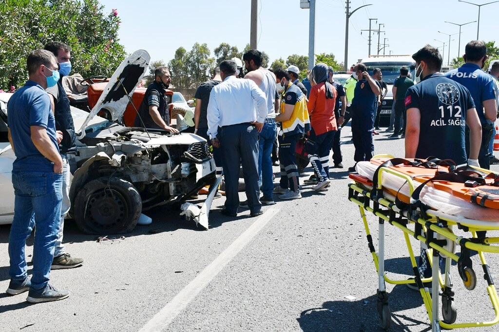 Manisa'da otomobil traktör römorkuna çarptı: 4 yaralı