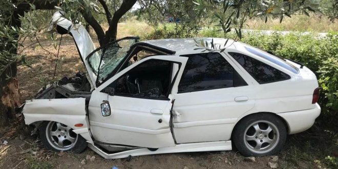 Manisa'da otomobiliyle ağaca çarpan sürücü yaralandı
