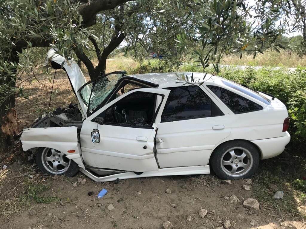 Manisa'da otomobiliyle ağaca çarpan sürücü yaralandı