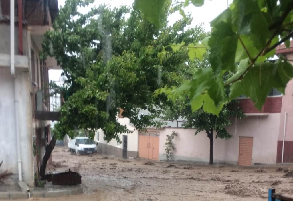 Manisa'da sağanak Saruhanlı'da su baskınlarına neden oldu