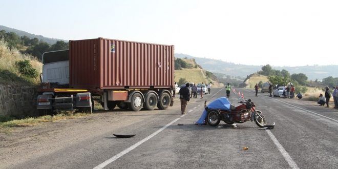 Manisa'da tırla çarpışan motosikletin sürücüsü öldü