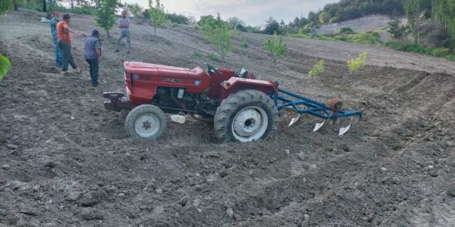 Manisa'da traktör devrildi sürücüsü yaralandı