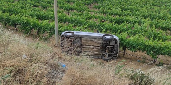 Manisa'da üzüm bağına devrilen otomobil çocuğu yaraladı